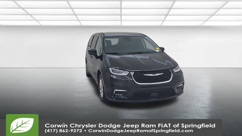 Certified 2024 Chrysler Pacifica Touring-L image 4