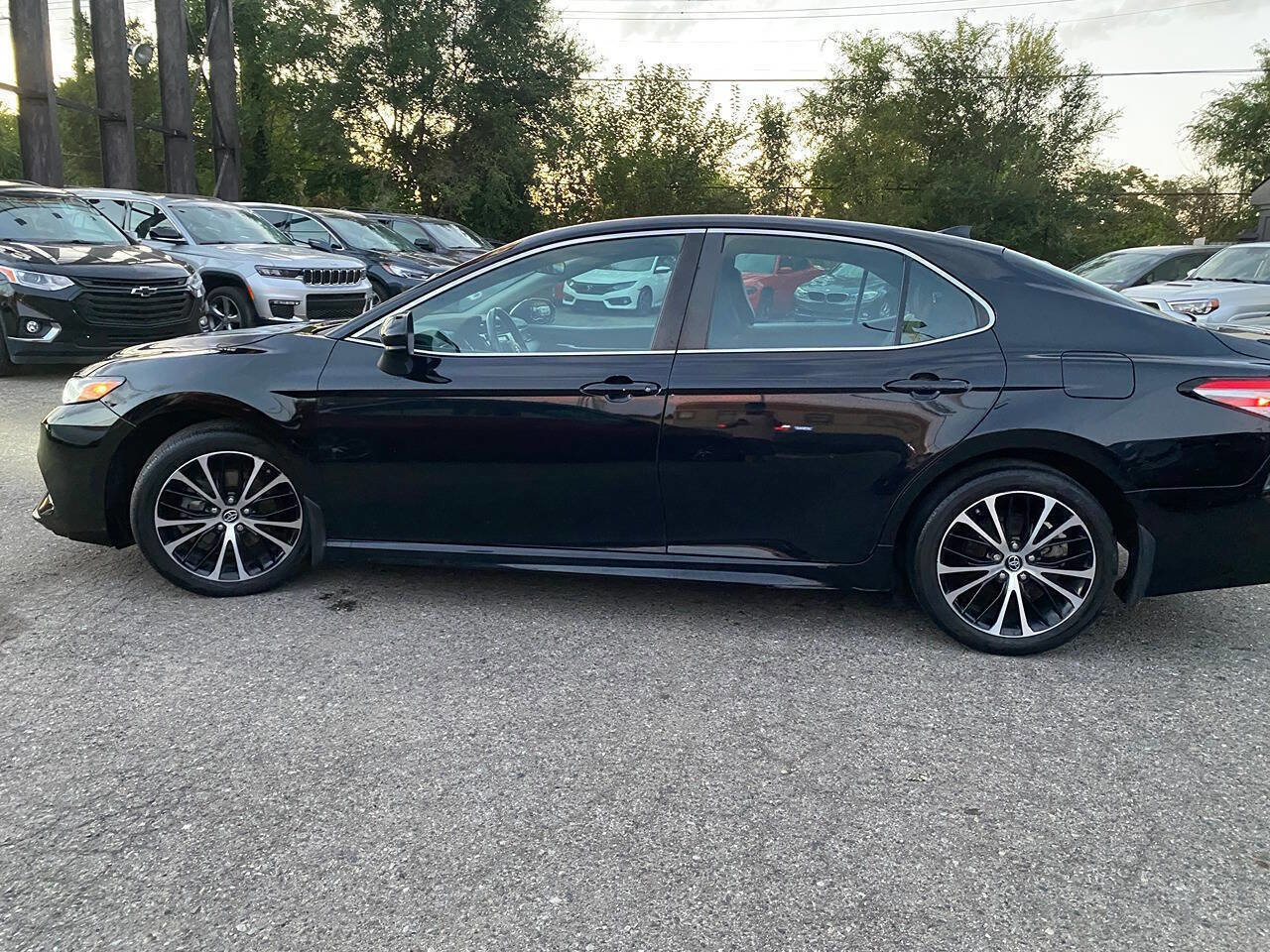 Used 2019 Toyota Camry SE FWD image 12