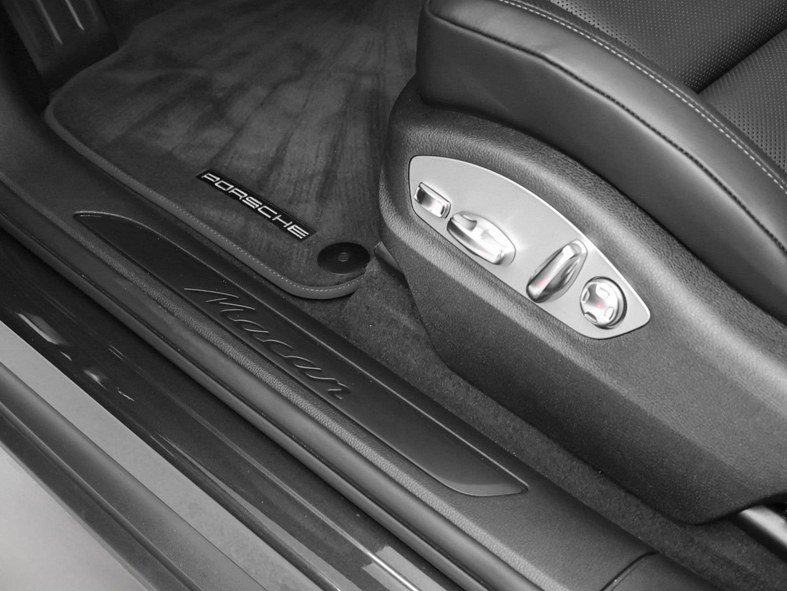 Certified 2025 Porsche Macan image 23