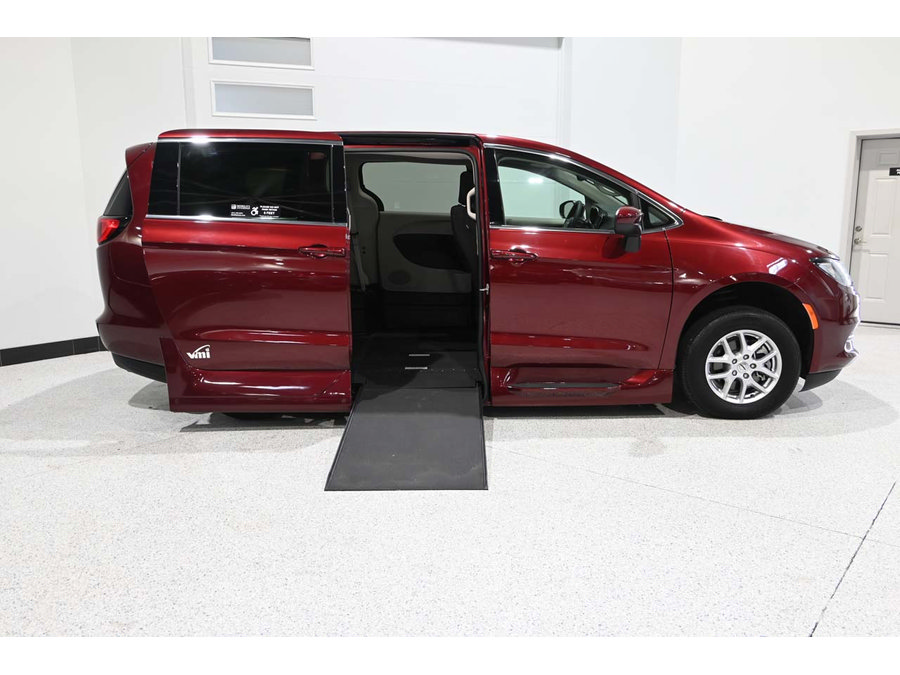 Used 2023 Chrysler Voyager LX FWD image 17