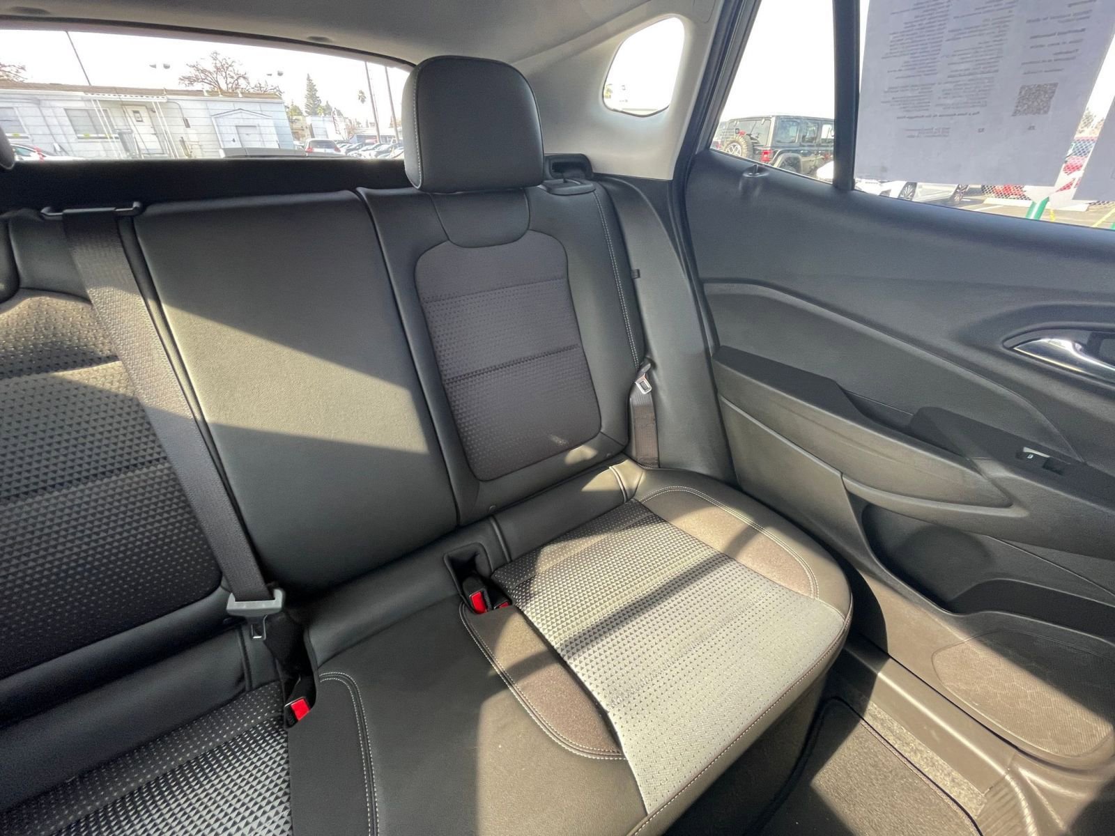 Used 2025 Chevrolet Trax LT w/ LT Convenience Package image 32