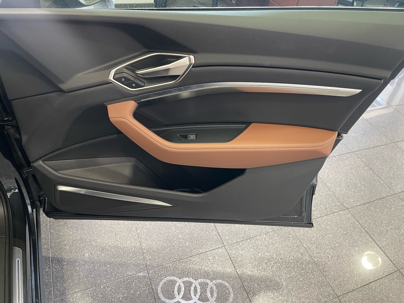Used 2024 Audi Q8 e-tron Premium Plus w/ Premium Plus Package AWD/4WD image 37