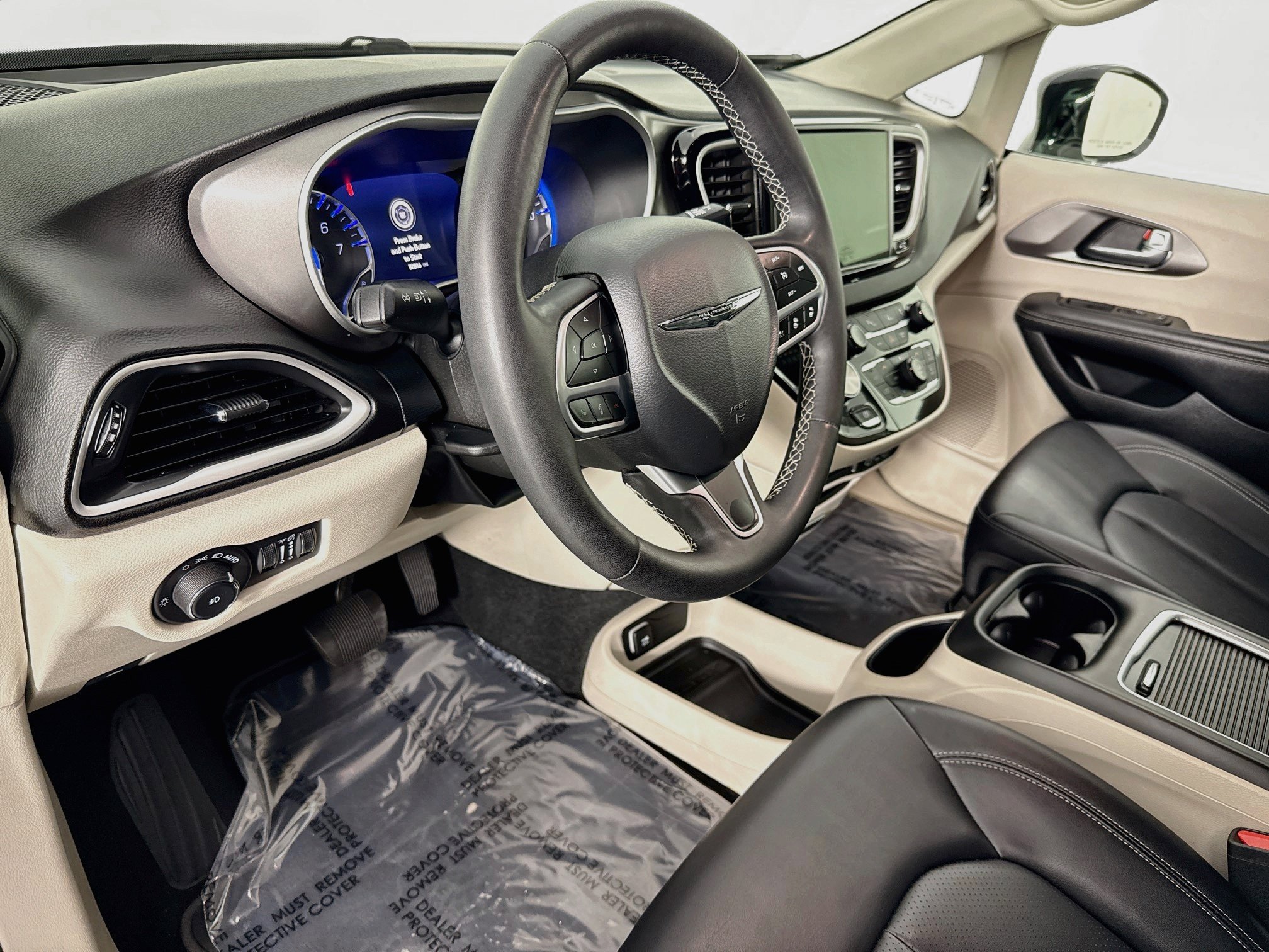 Used 2024 Chrysler Pacifica Touring-L FWD image 9