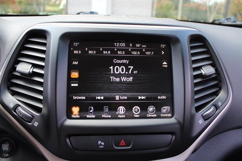Used 2017 Jeep Cherokee Latitude w/ Comfort/Convenience Group AWD/4WD image 9