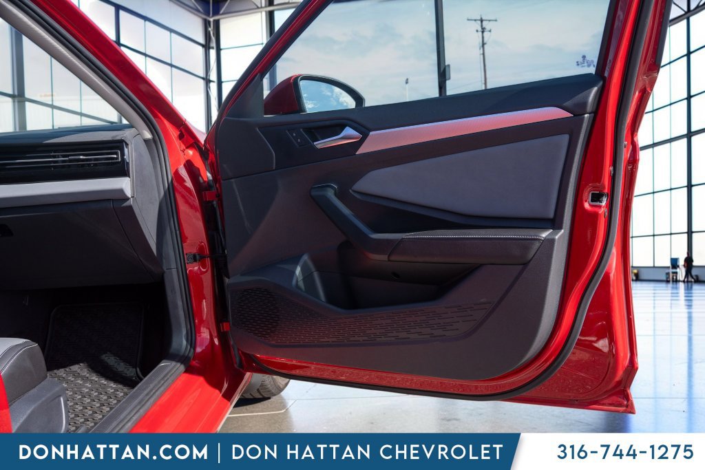 Used 2025 Volkswagen Jetta SE FWD image 29