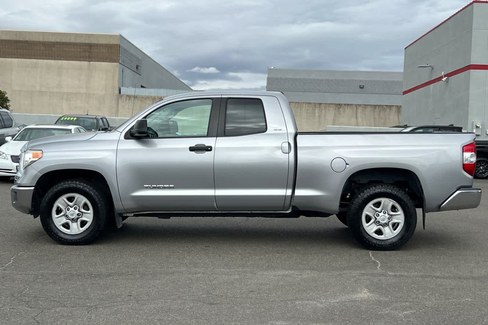 Used 2016 Toyota Tundra SR5 w/ Tow Package RWD image 9