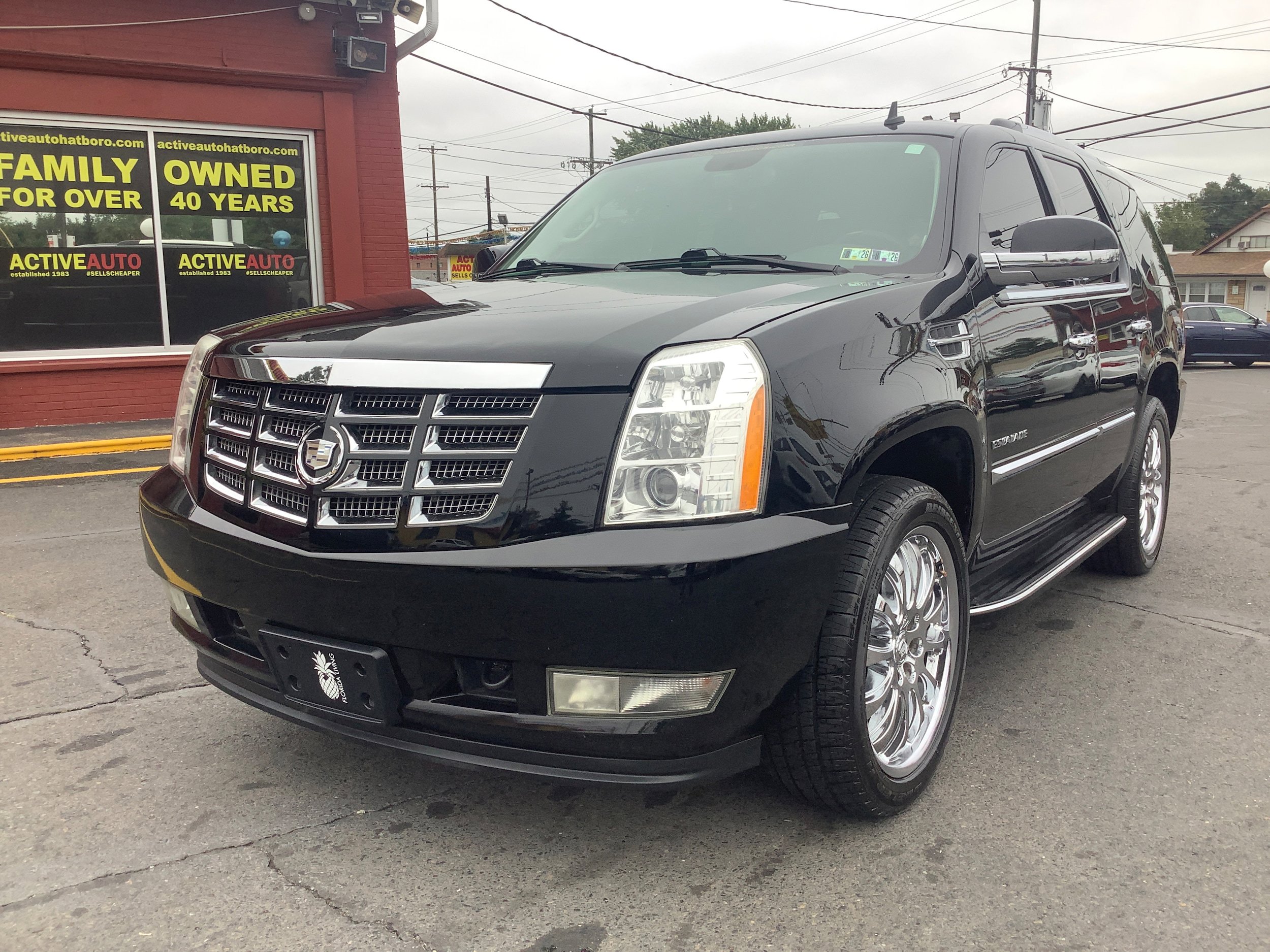 Used 2011 Cadillac Escalade Luxury AWD/4WD image 3