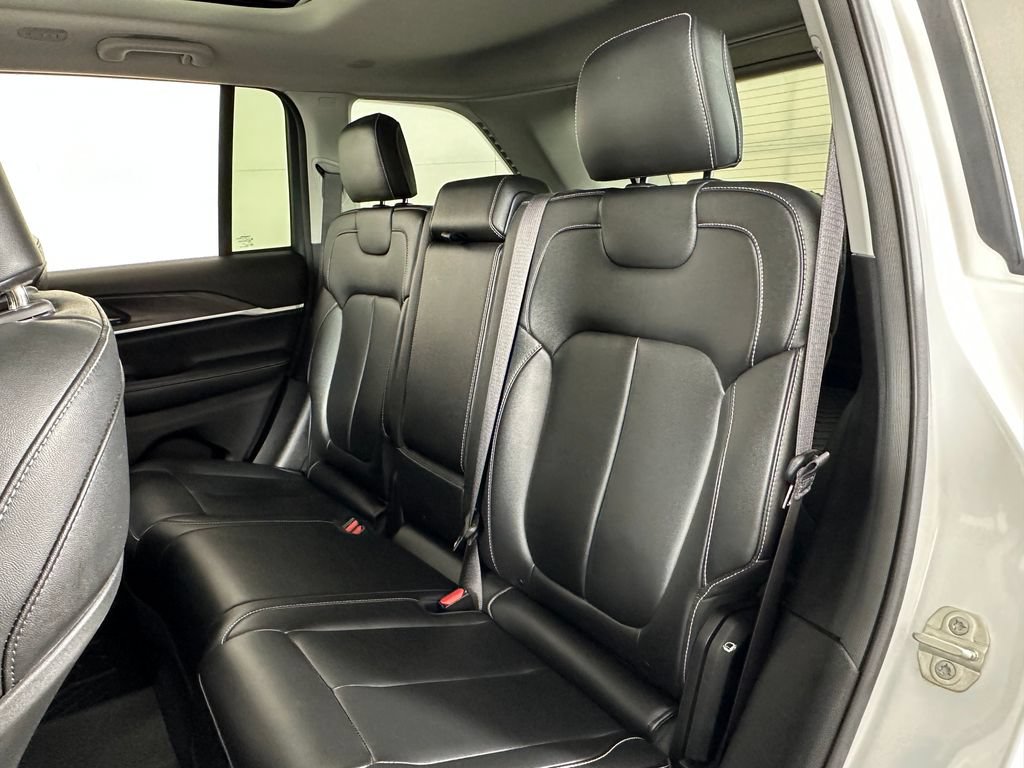 Used 2023 Jeep Grand Cherokee Limited w/ Black Appearance Package AWD/4WD image 18