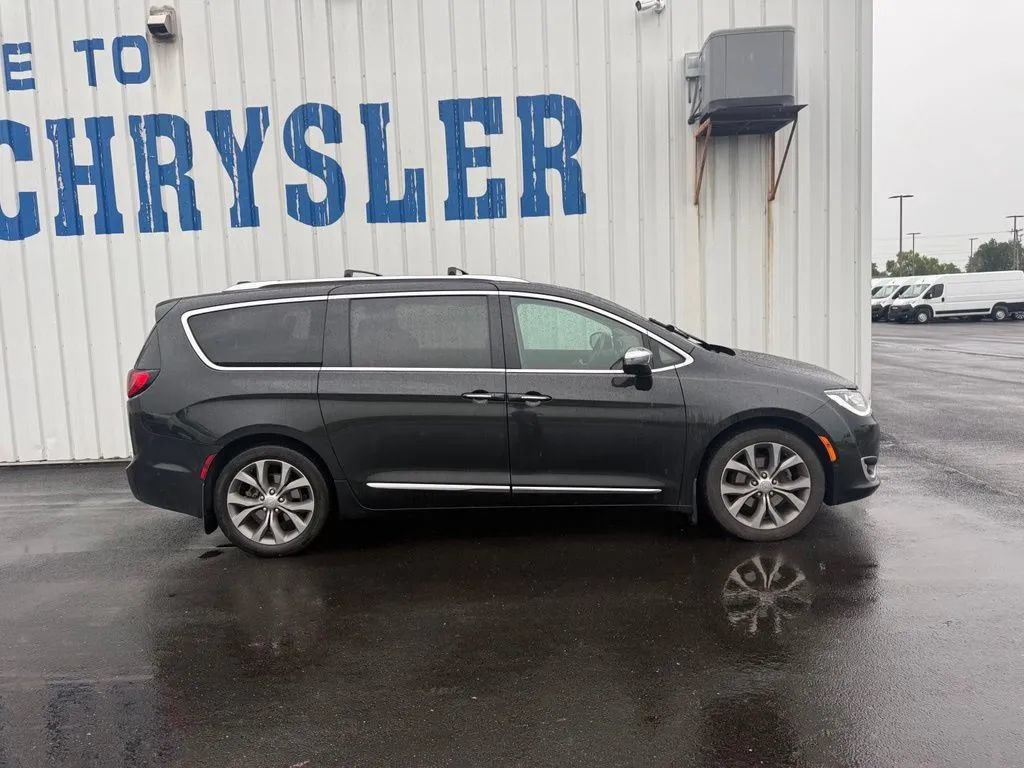 Used 2019 Chrysler Pacifica Limited w/ Tire & Wheel Group FWD image 9