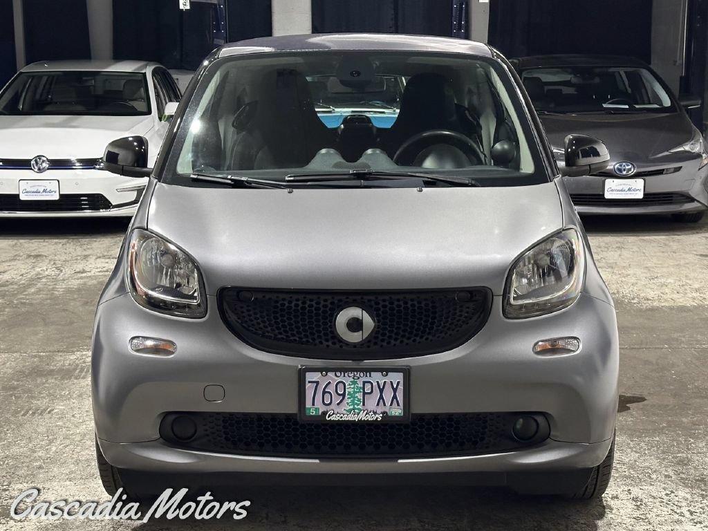 Used 2016 smart fortwo passion RWD image 3