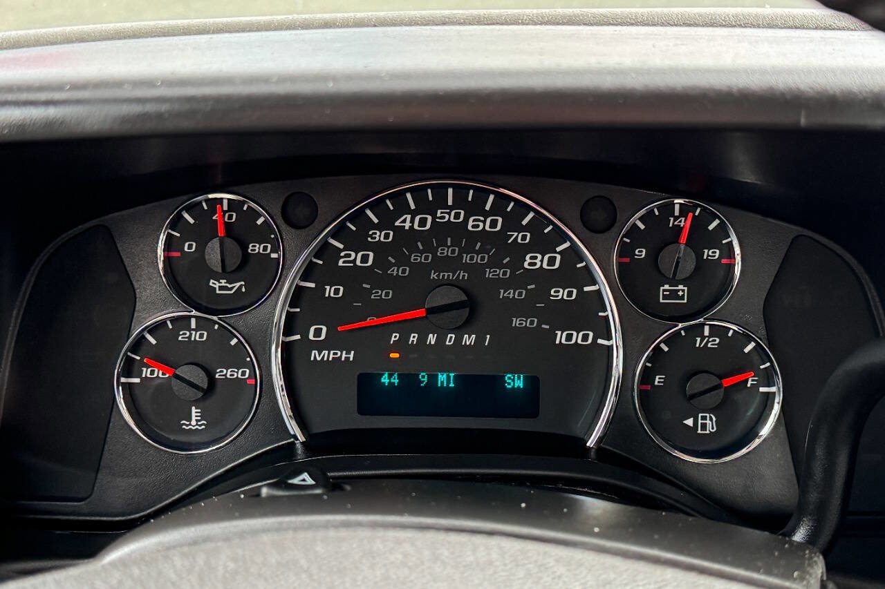 Used 2018 Chevrolet Express 2500 w/ Driver Convenience Package image 28