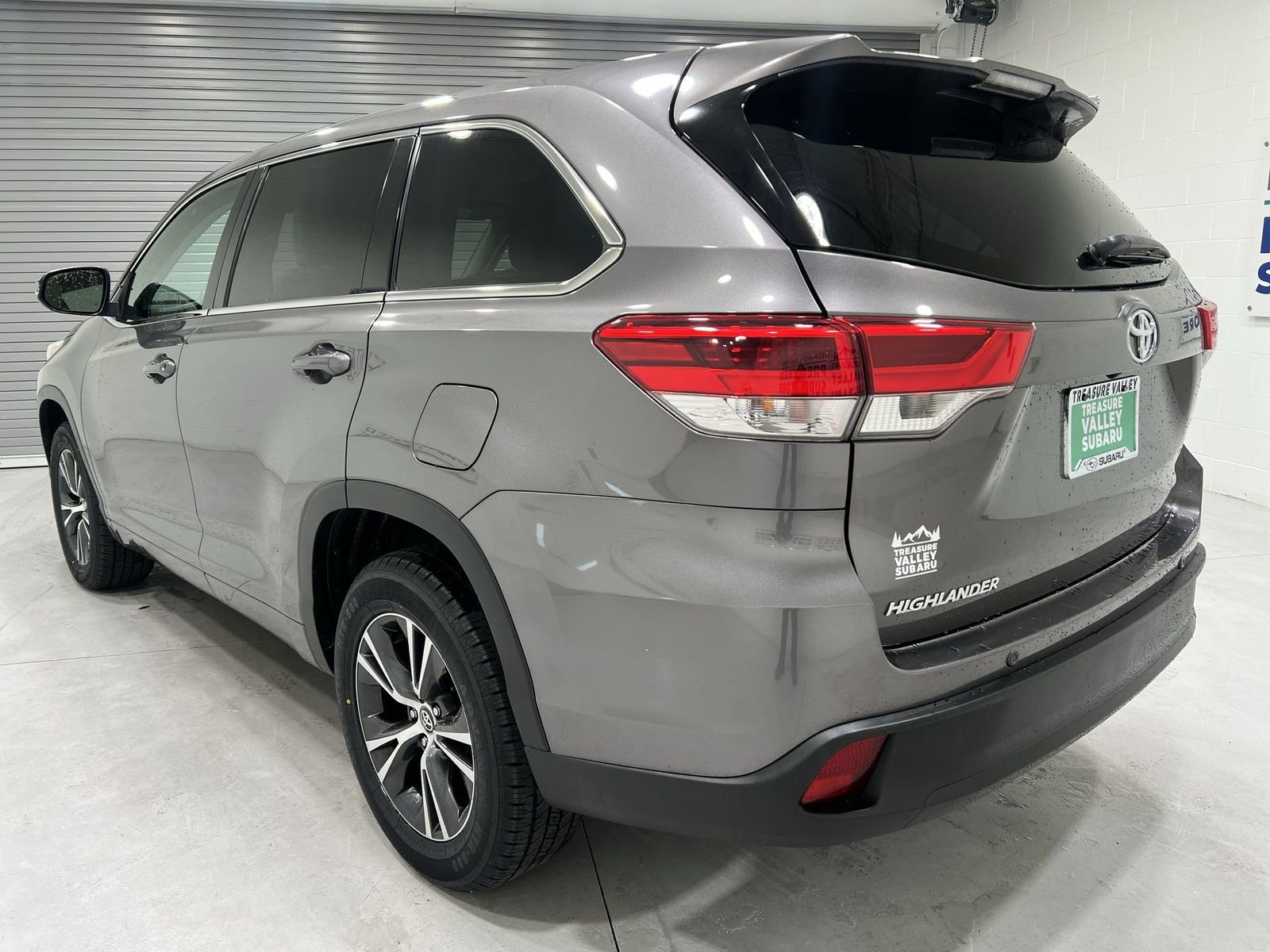 Used 2018 Toyota Highlander LE image 6