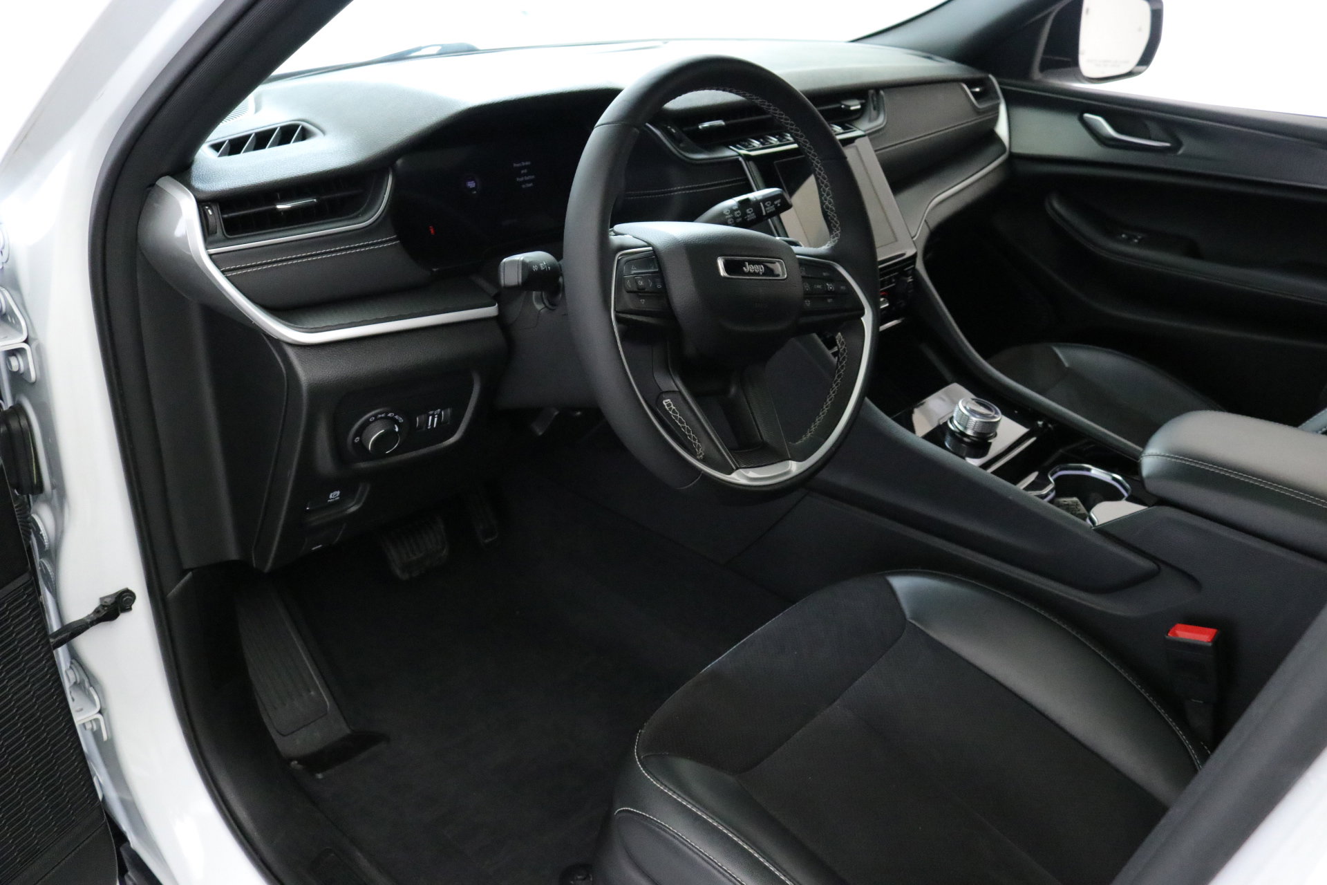 Used 2023 Jeep Grand Cherokee Altitude image 21