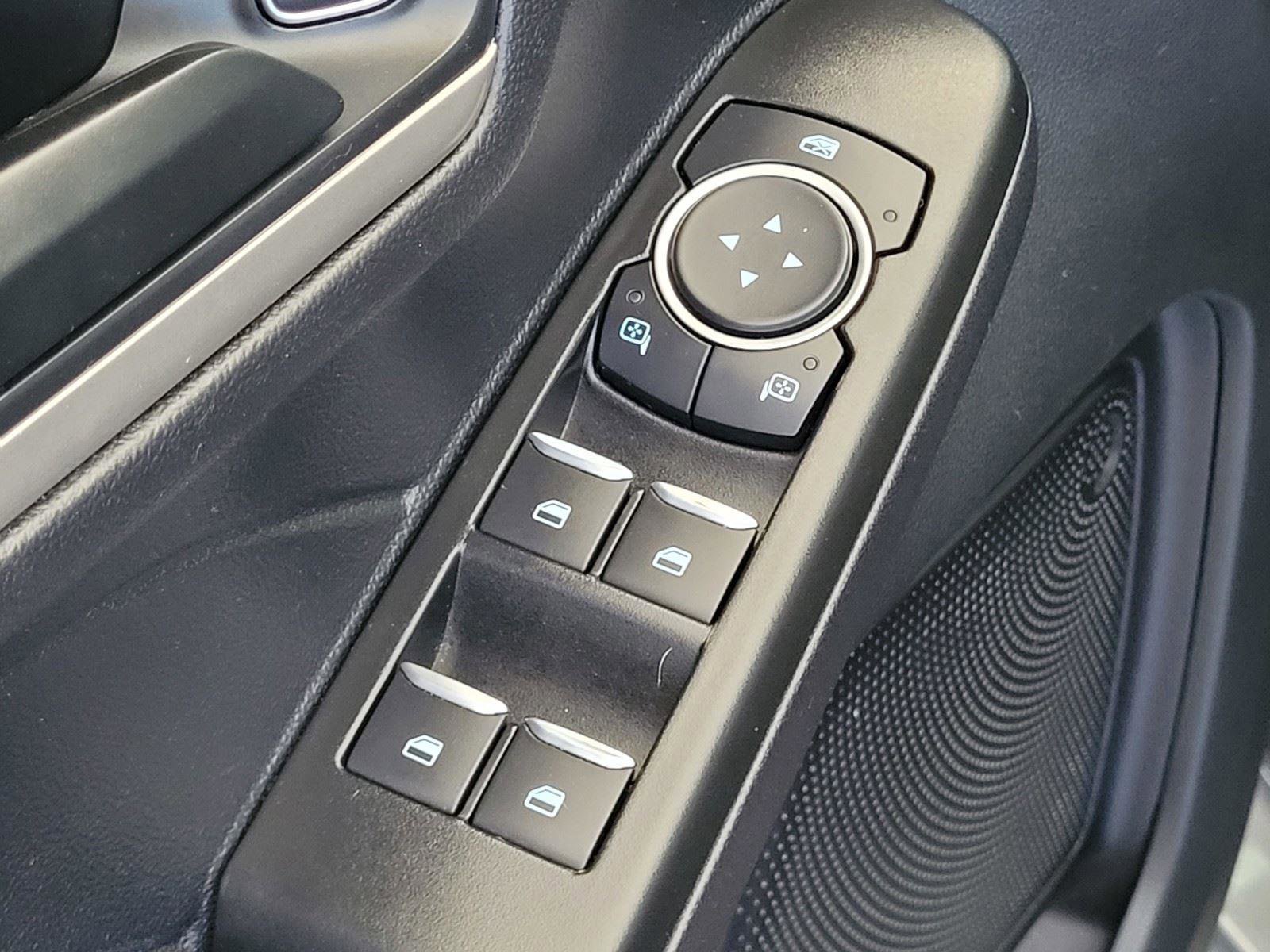 Used 2022 Ford Escape SE w/ SE Sport Appearance Package image 18