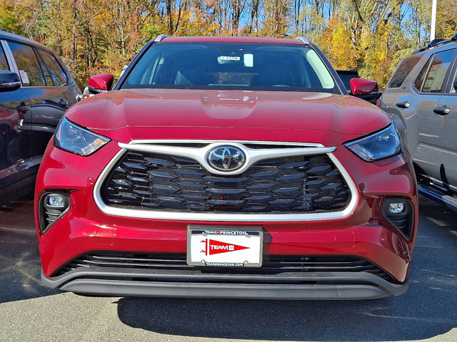 New 2026 Toyota Highlander XLE image 2