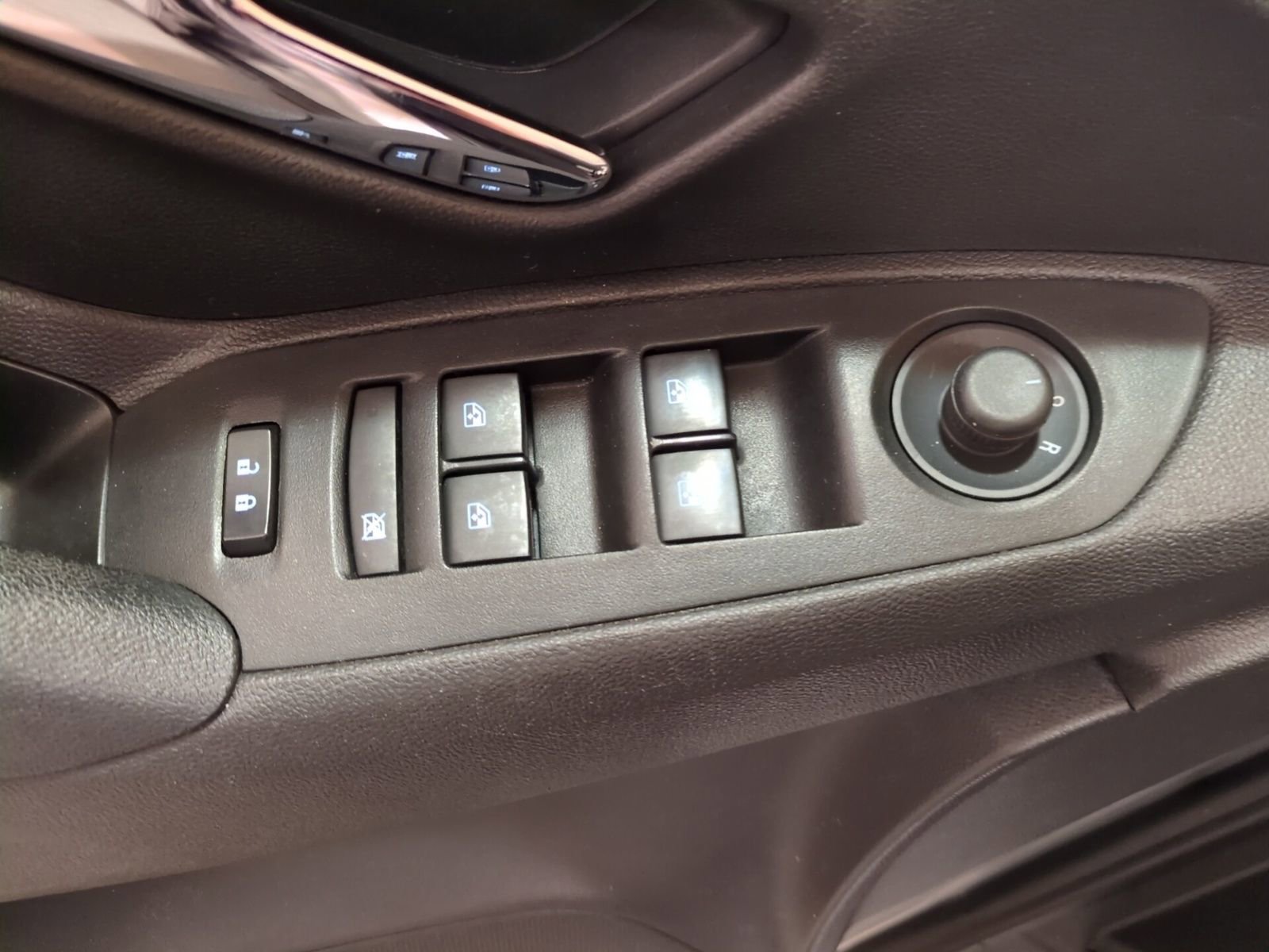 Used 2020 Chevrolet Trax LT w/ LT Convenience Package image 17