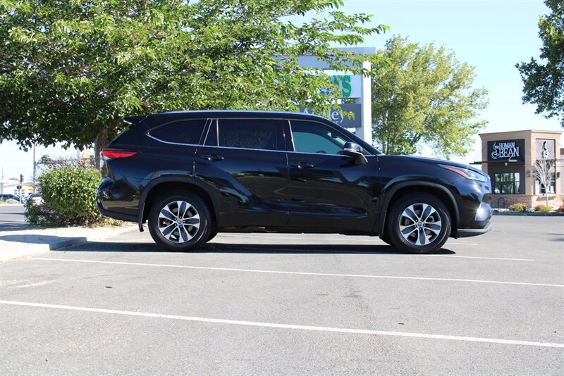 Used 2021 Toyota Highlander XLE AWD/4WD image 7