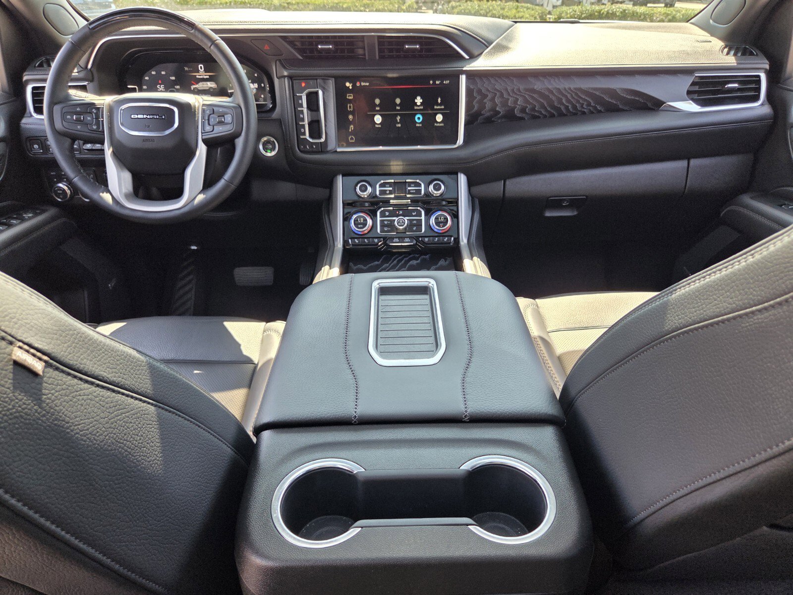 Used 2024 GMC Yukon Denali w/ Denali Reserve Package image 13