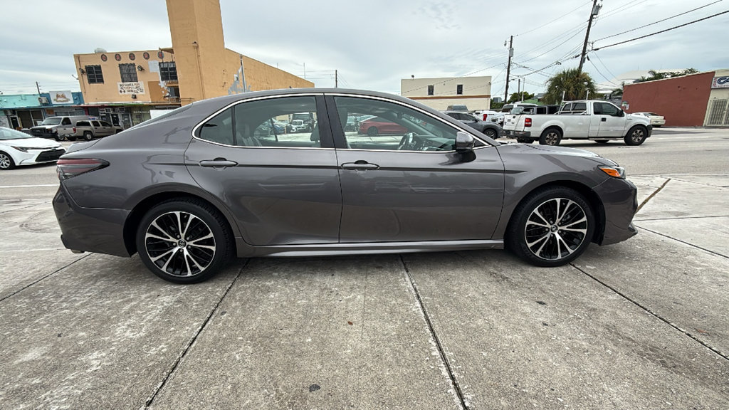 Used 2018 Toyota Camry SE w/ Moonroof Package FWD image 15