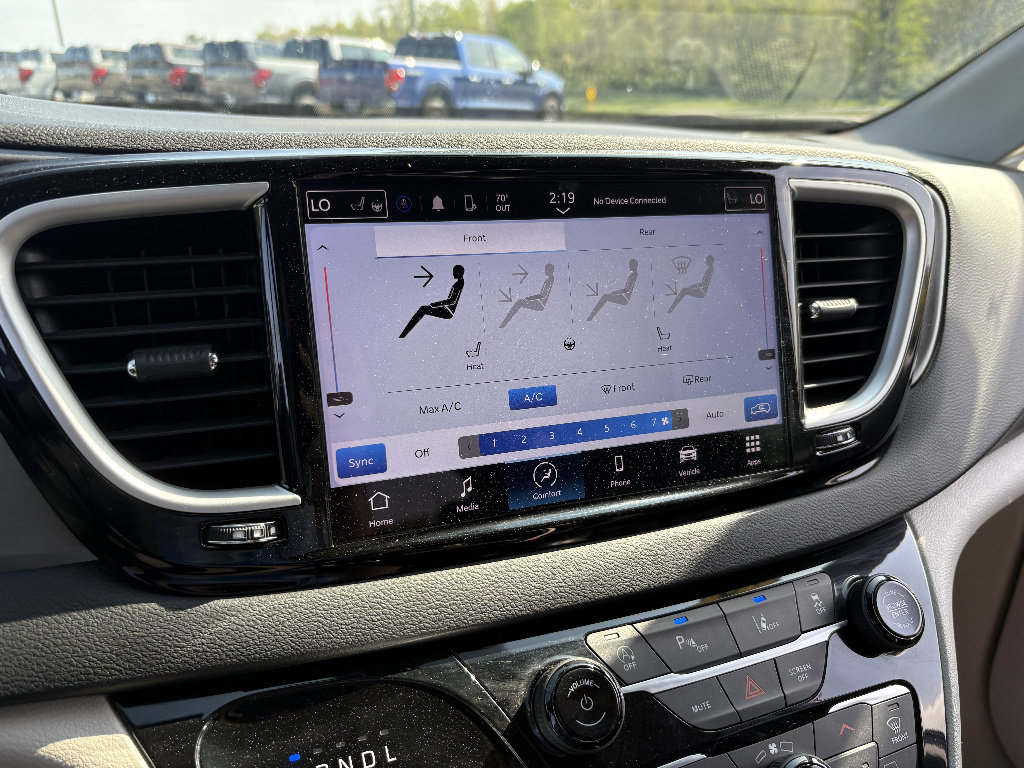 Used 2023 Chrysler Pacifica Touring-L image 37