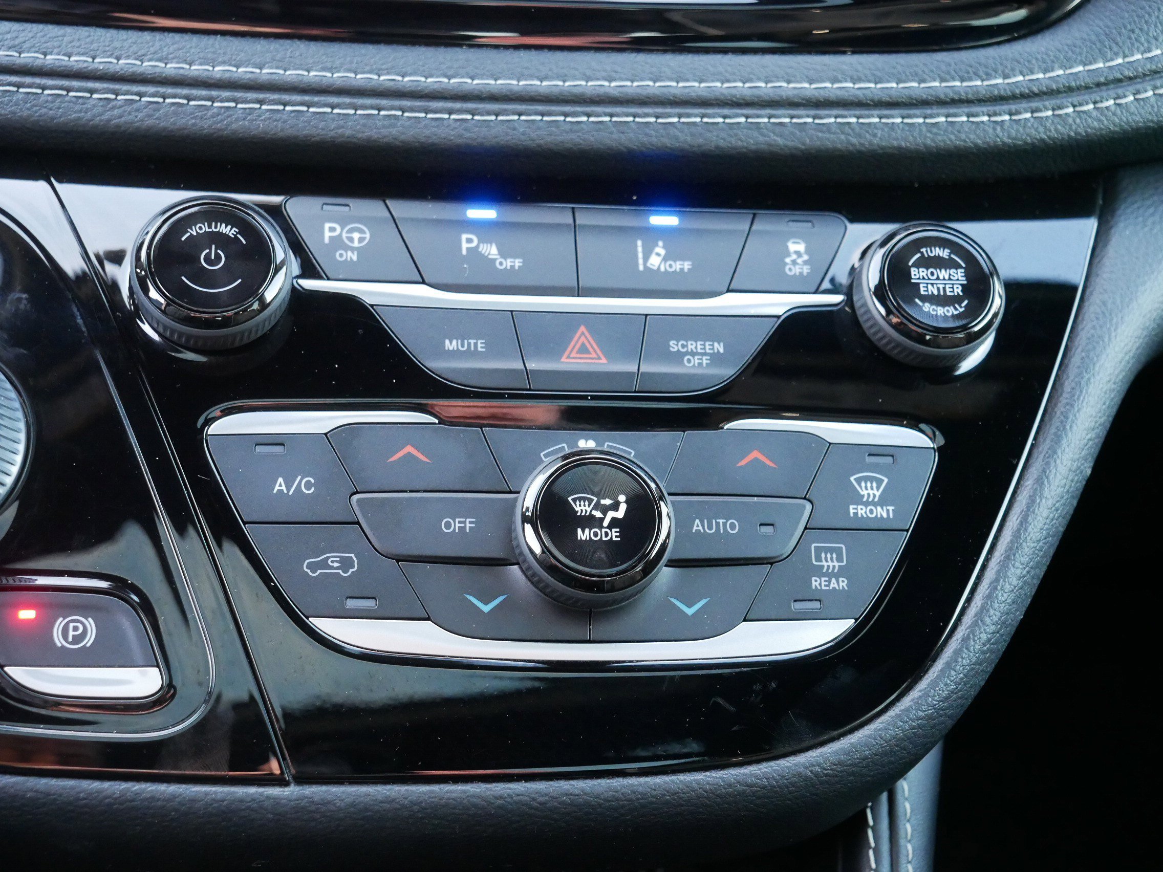 Used 2022 Chrysler Pacifica Limited w/ Uconnect Theater Family Group image 23