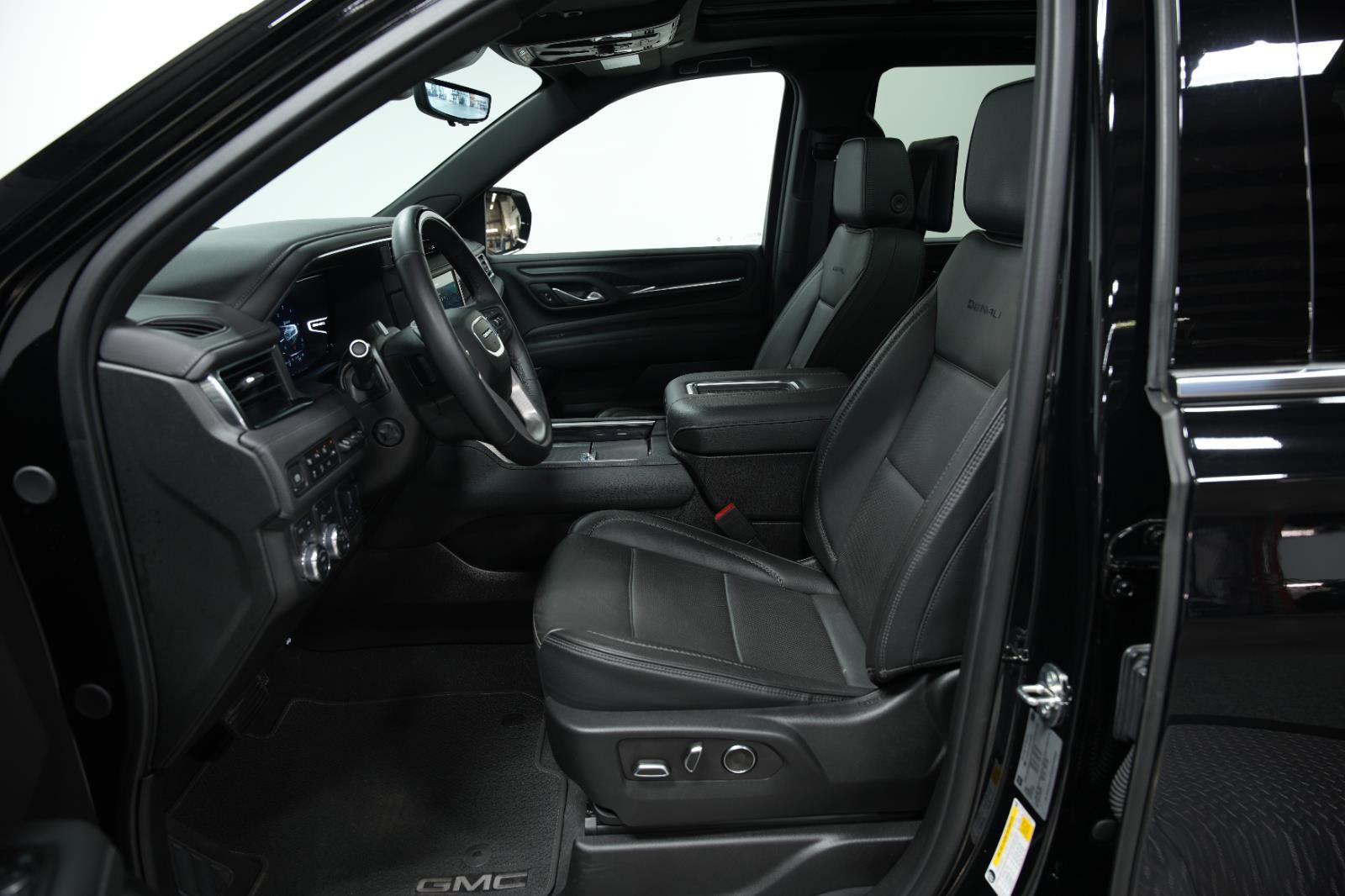 Used 2024 GMC Yukon Denali w/ Advanced Technology Package image 32