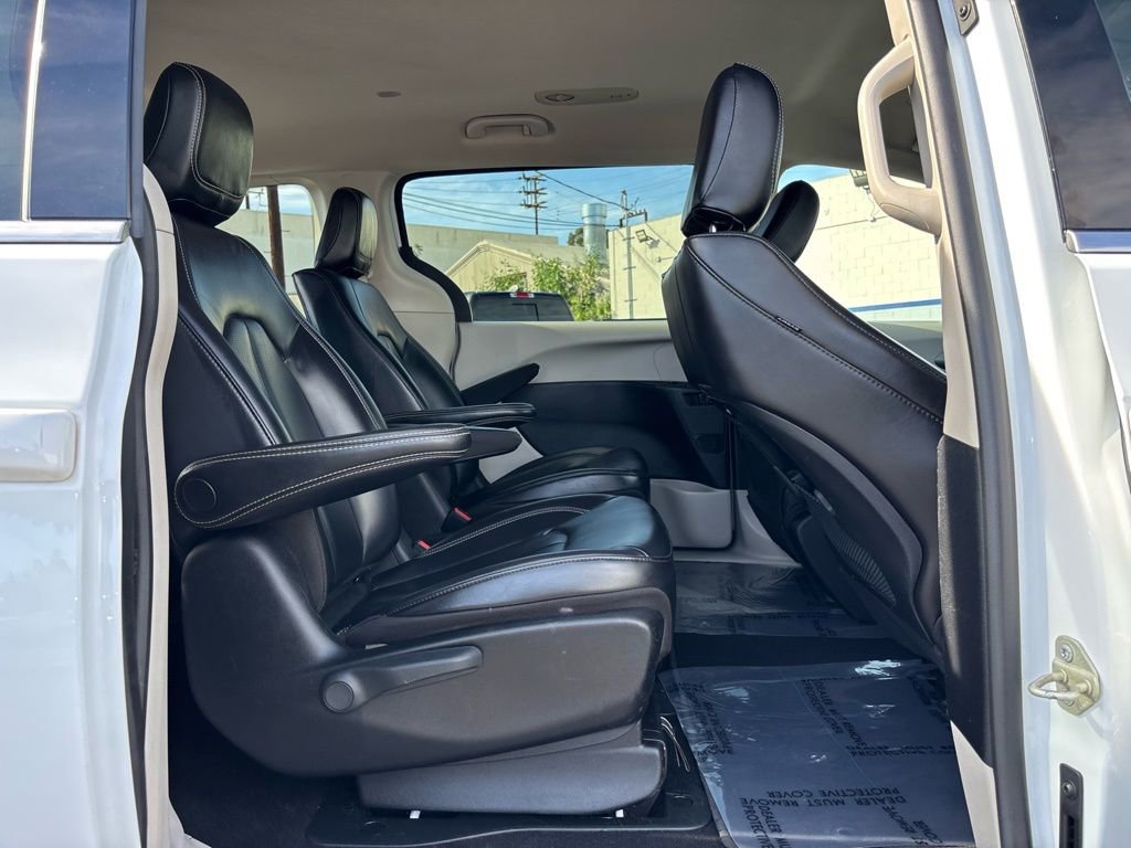 Used 2023 Chrysler Pacifica Touring-L FWD image 28