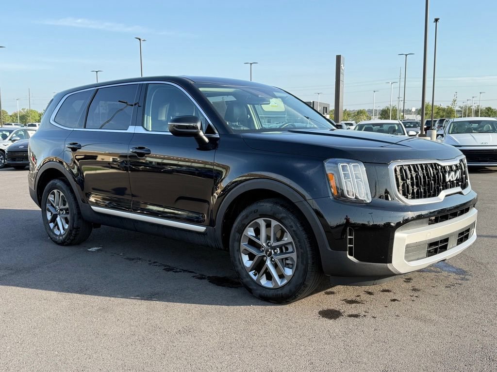 Used 2025 Kia Telluride LX FWD image 3