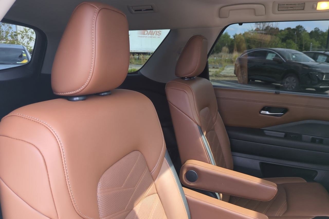 Certified 2025 Nissan Pathfinder Platinum AWD/4WD image 39