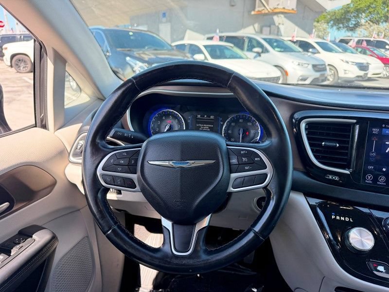 Used 2017 Chrysler Pacifica Touring-L FWD image 21