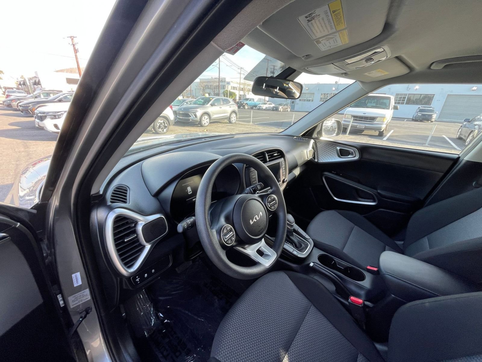 Used 2025 Kia Soul LX w/ LX Technology Package FWD image 34