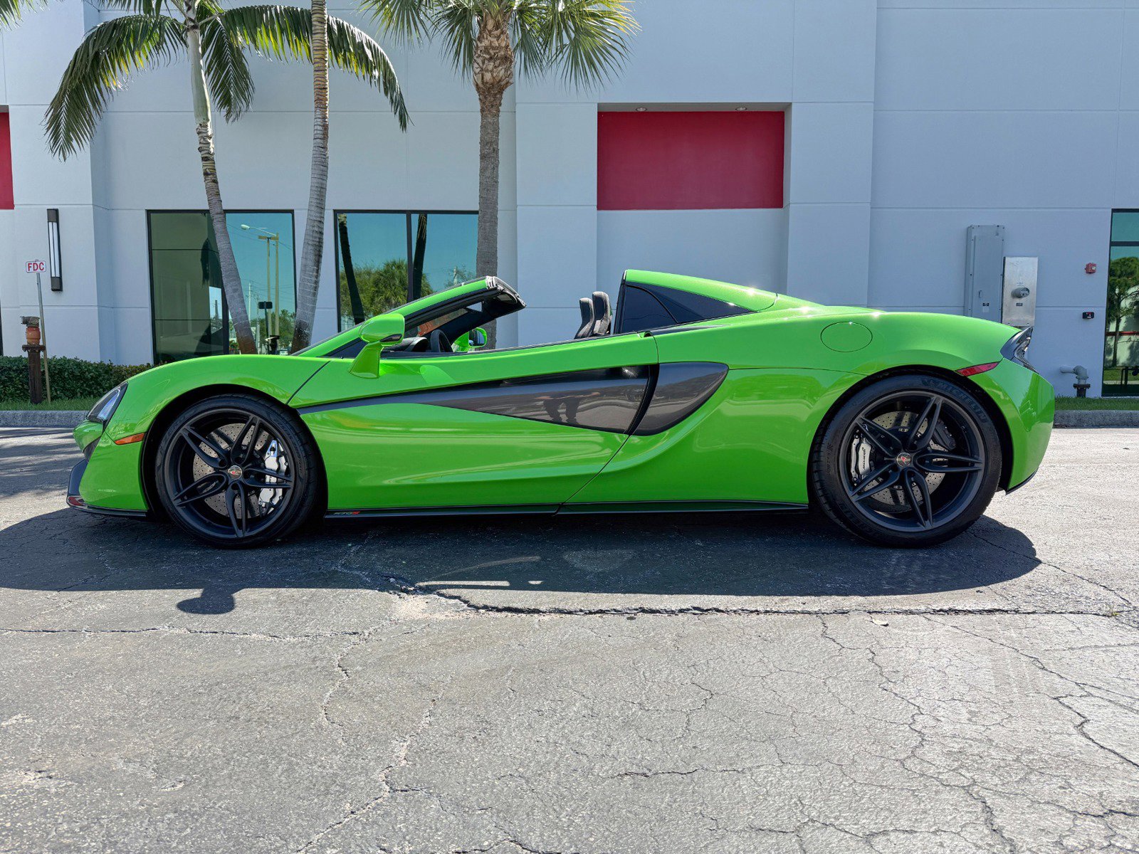 Used 2018 McLaren 570S Spider image 9
