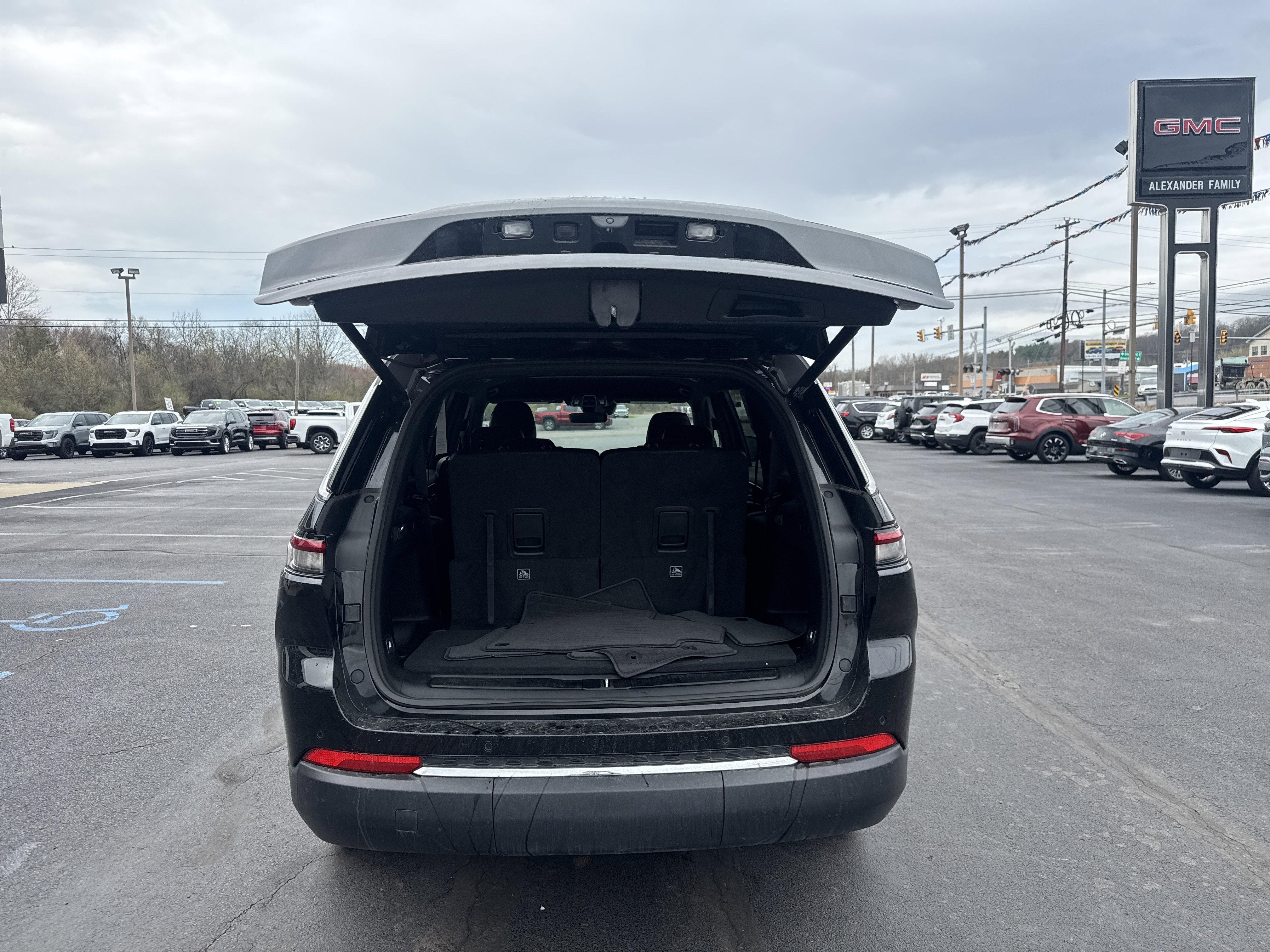 Used 2025 Jeep Grand Cherokee L Limited AWD/4WD image 5