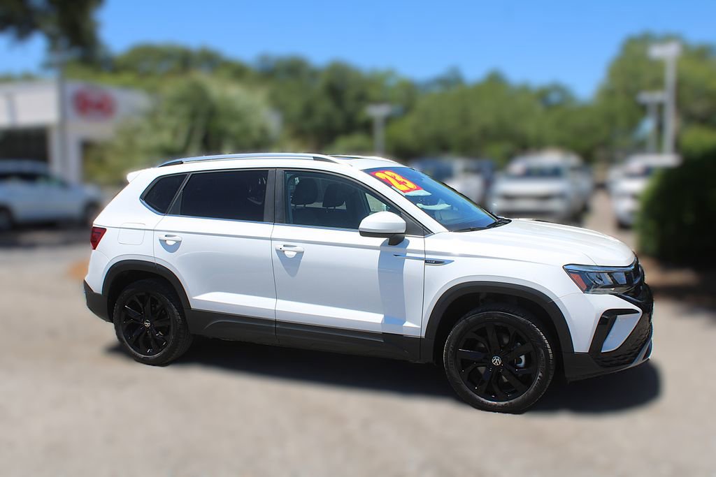 Used 2023 Volkswagen Taos SE w/ Panoramic Sunroof Package FWD image 4