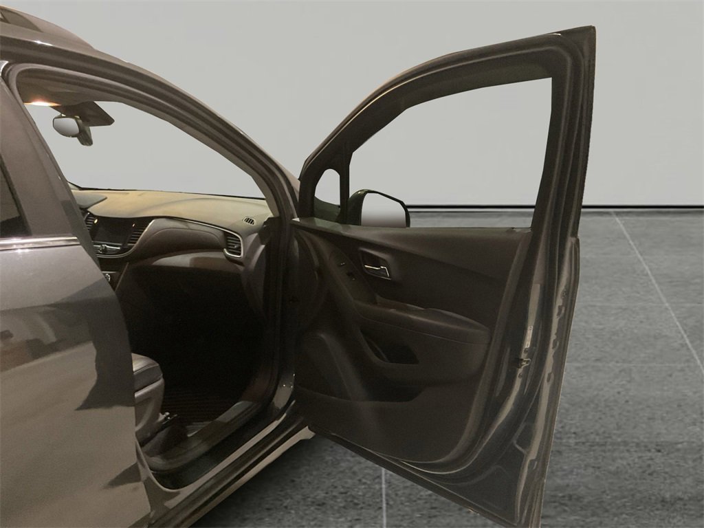 Used 2020 Chevrolet Trax LT w/ LT Convenience Package image 15