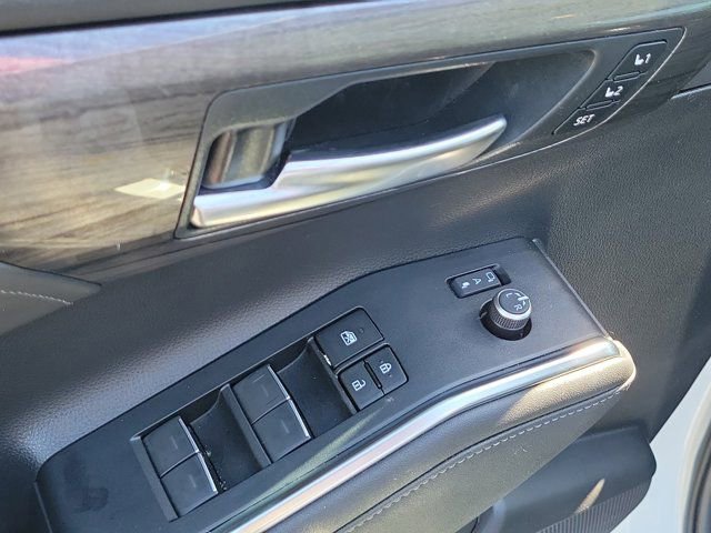Used 2023 Toyota Highlander Limited image 21