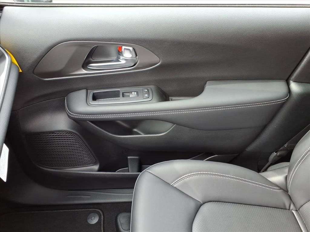 New 2026 Chrysler Pacifica Select image 28