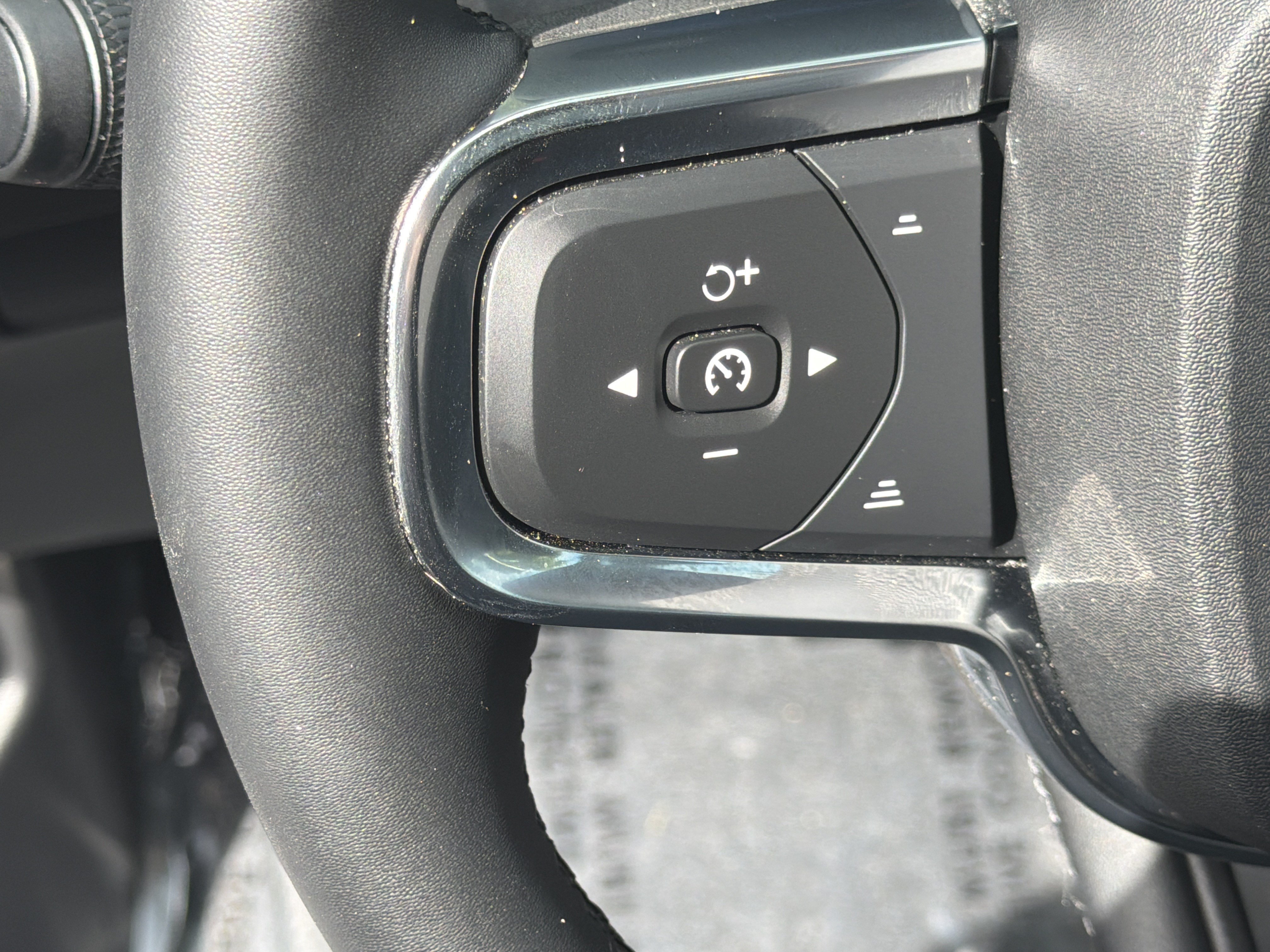 Certified 2025 Volvo XC40 B5 Ultra AWD/4WD image 19