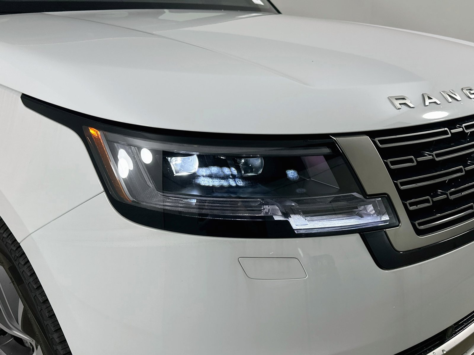 New 2026 Land Rover Range Rover Long Wheelbase SE AWD/4WD image 9