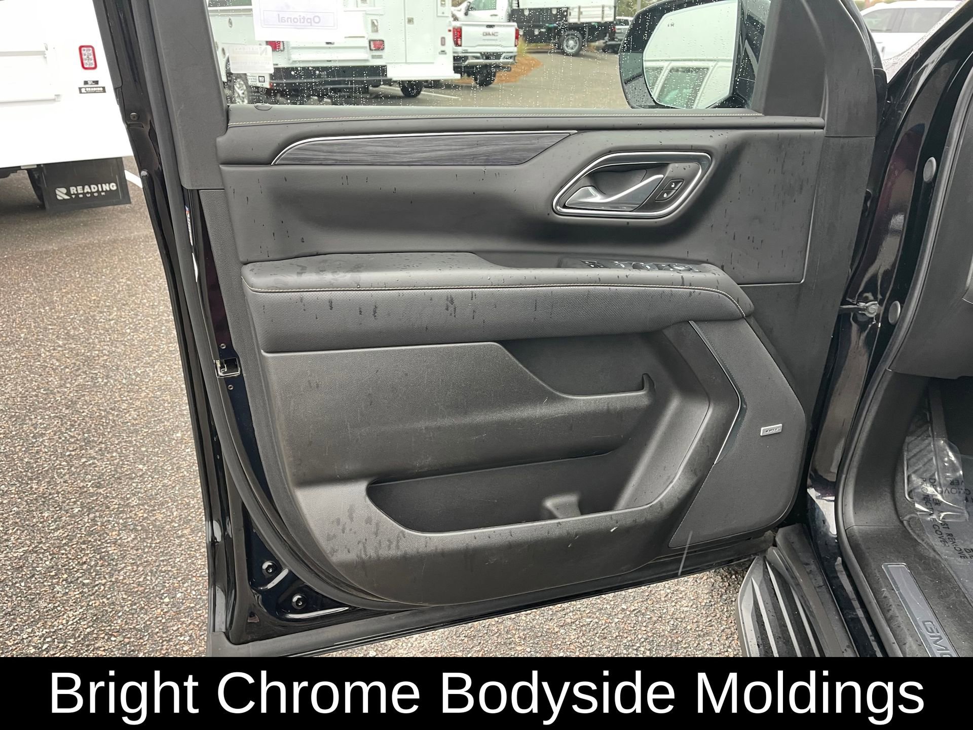 Used 2024 GMC Yukon XL SLT w/ SLT Premium Package image 13