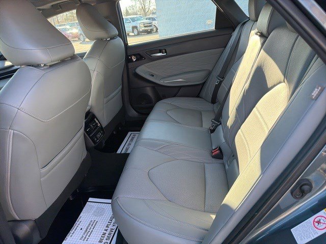 Used 2019 Toyota Avalon Limited FWD image 12