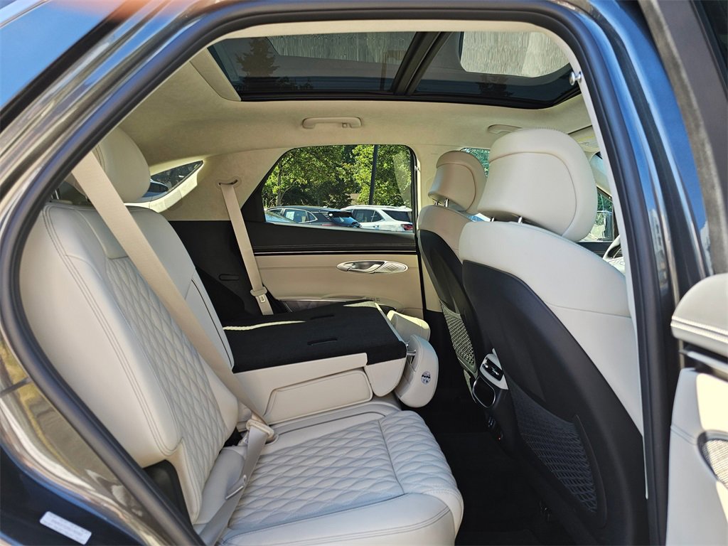 Used 2025 Genesis GV70 3.5T Sport w/ Sport Advanced Package image 13