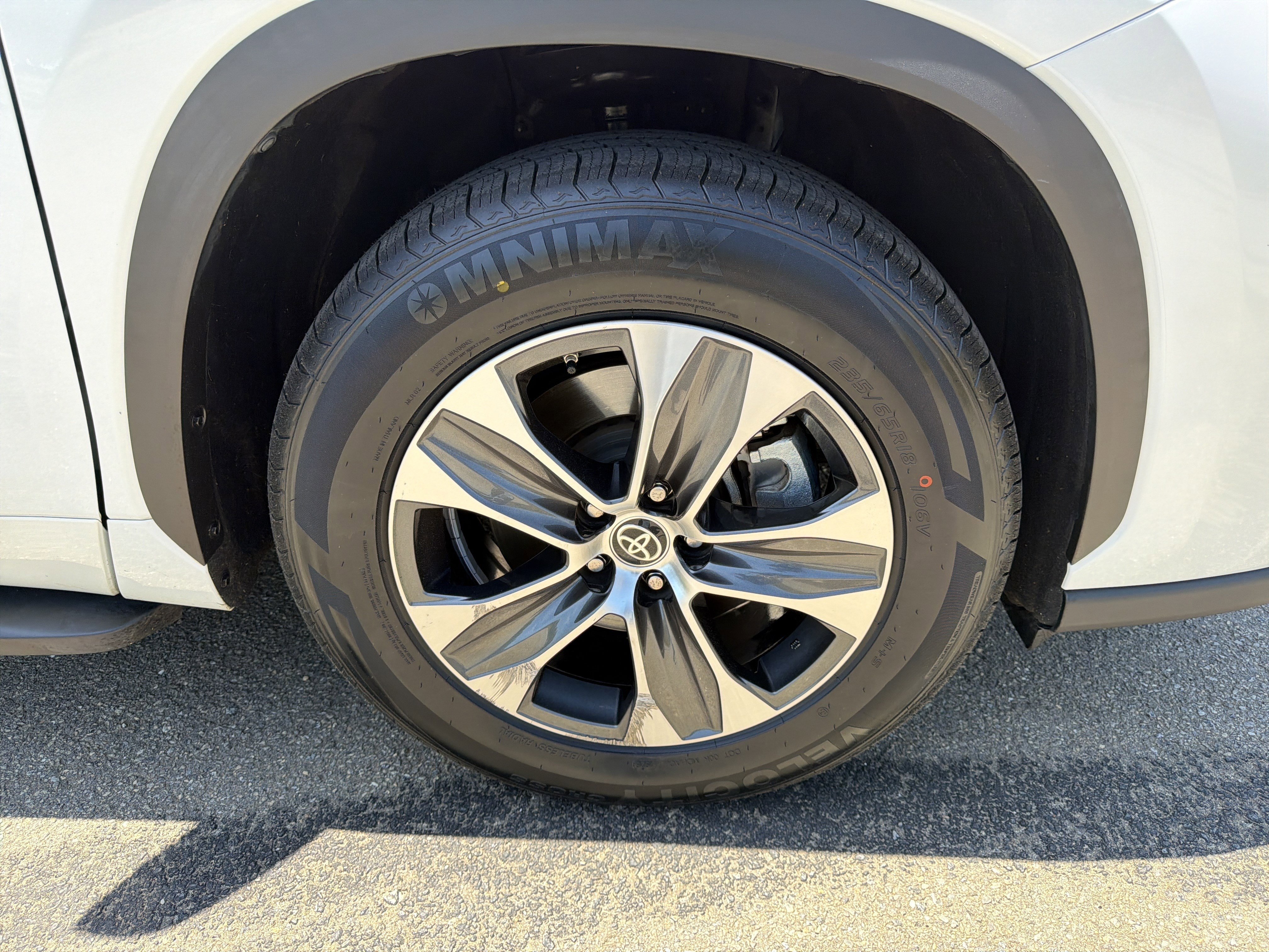 Used 2022 Toyota Highlander XLE FWD image 11