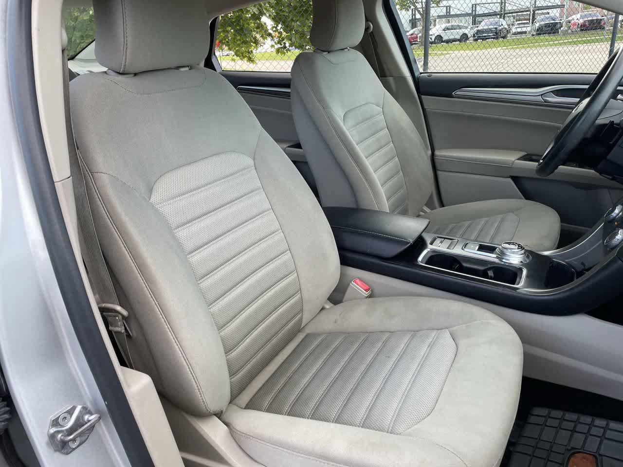 Used 2018 Ford Fusion SE FWD image 14