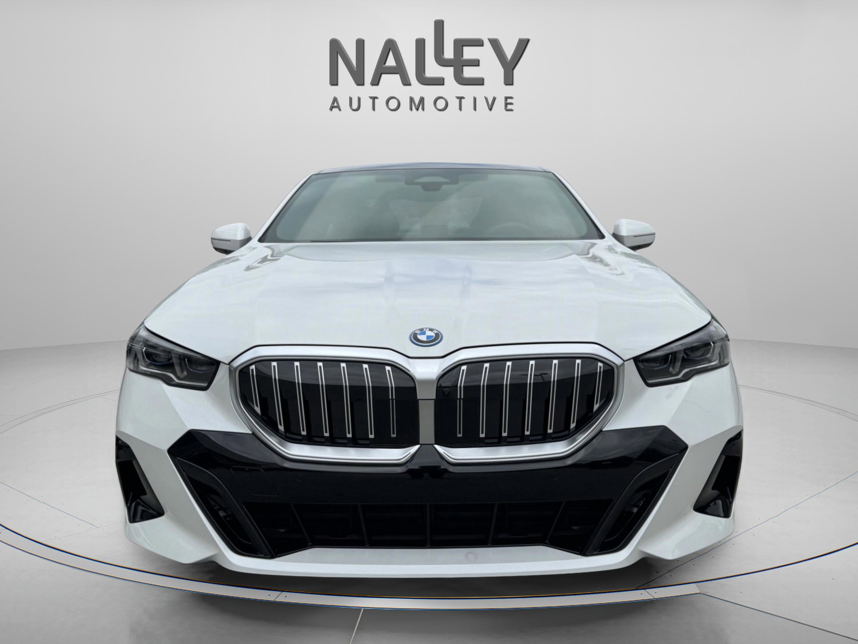 Used 2025 BMW 550e xDrive w/ Premium Package image 6