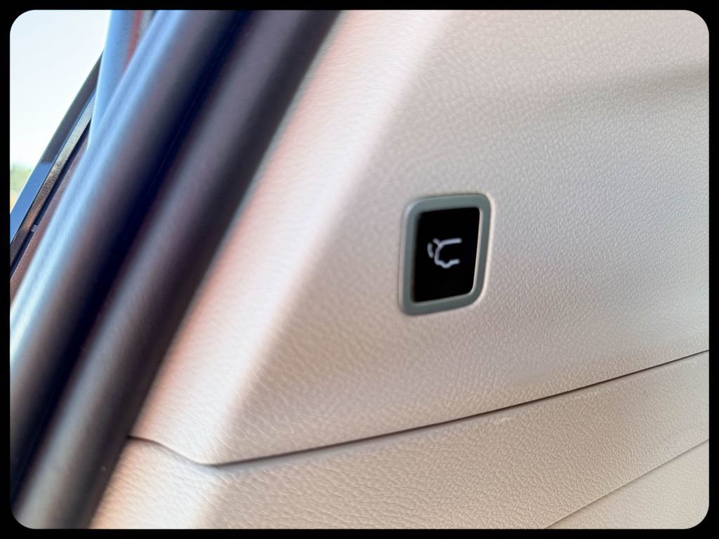 Used 2024 Chrysler Pacifica Touring-L image 9