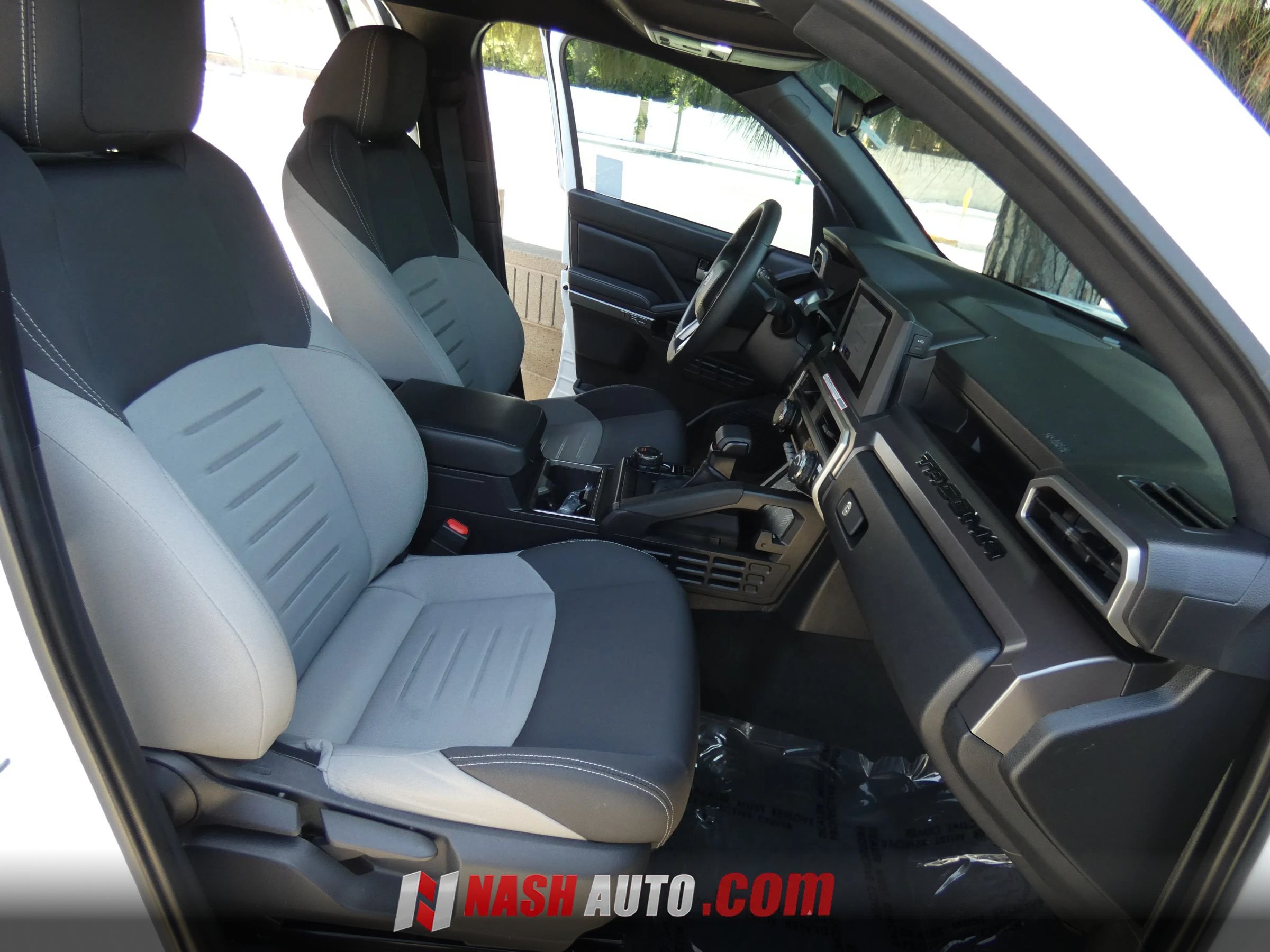 Used 2025 Toyota Tacoma TRD Sport AWD/4WD image 32