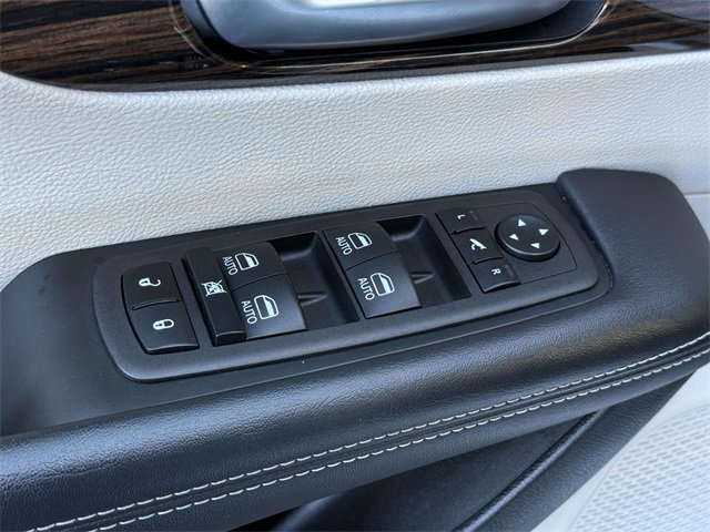 Used 2023 Chrysler Pacifica Limited image 9