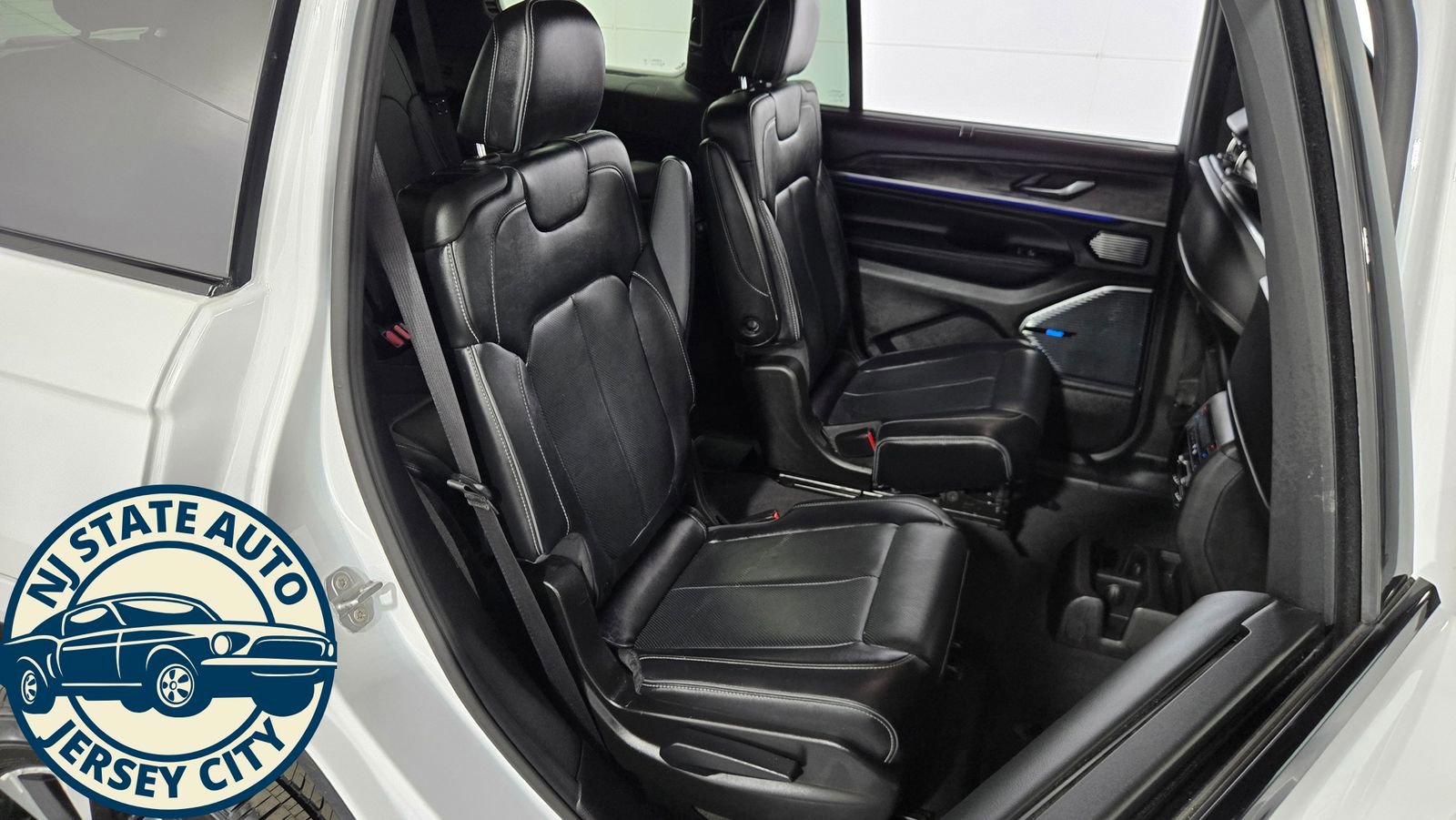 Used 2021 Jeep Grand Cherokee L Overland w/ Luxury Tech Group IV AWD/4WD image 38