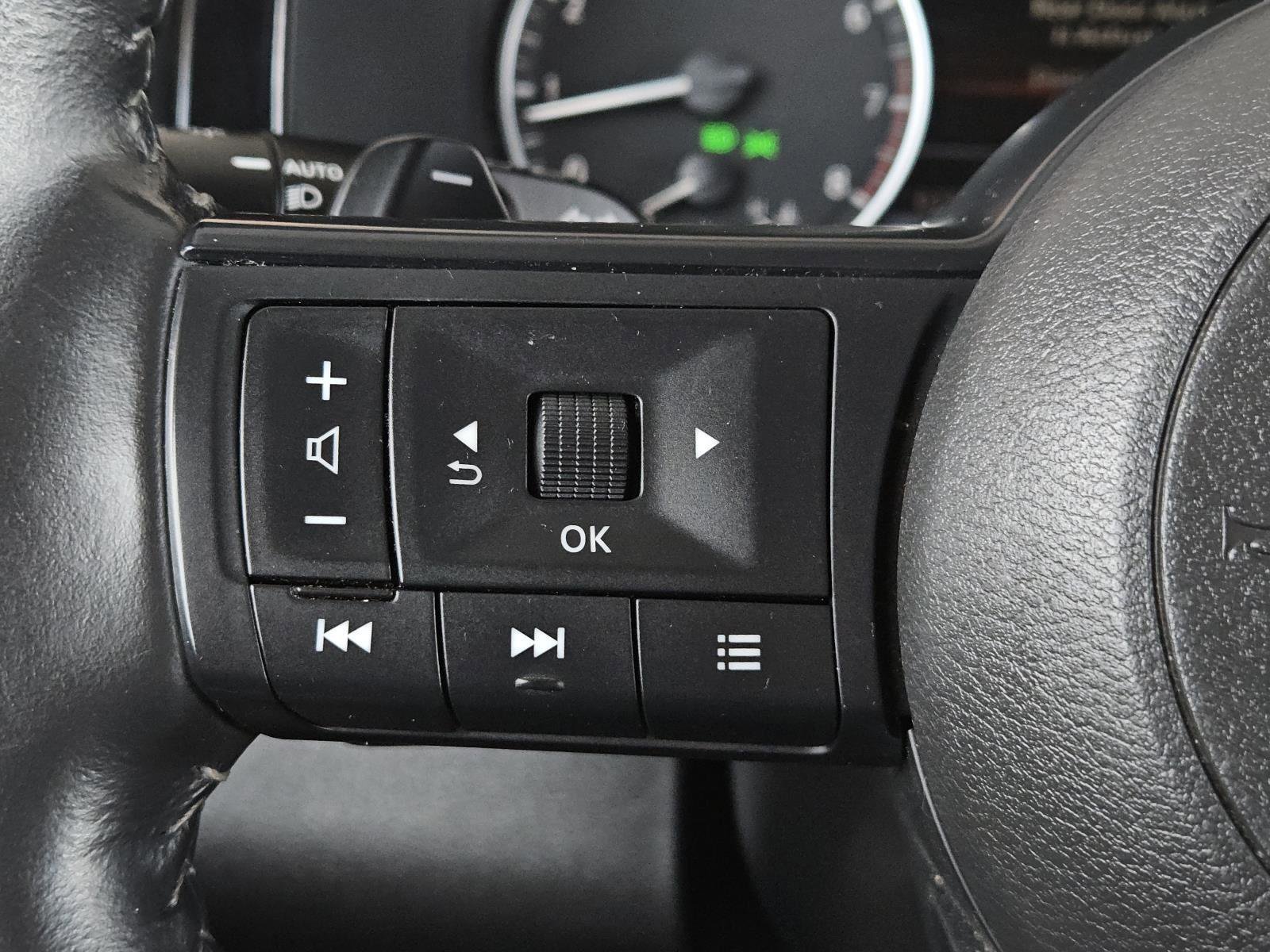 Used 2024 Nissan Pathfinder SV image 19